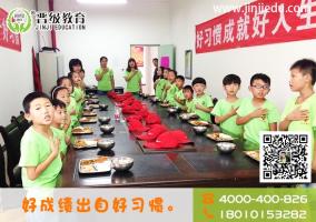 在县城开中小学生托管需要办理哪些证件？