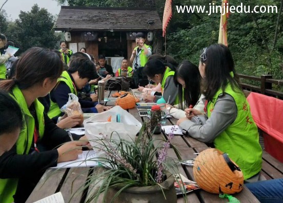 经营小学生托管班如何管理教师