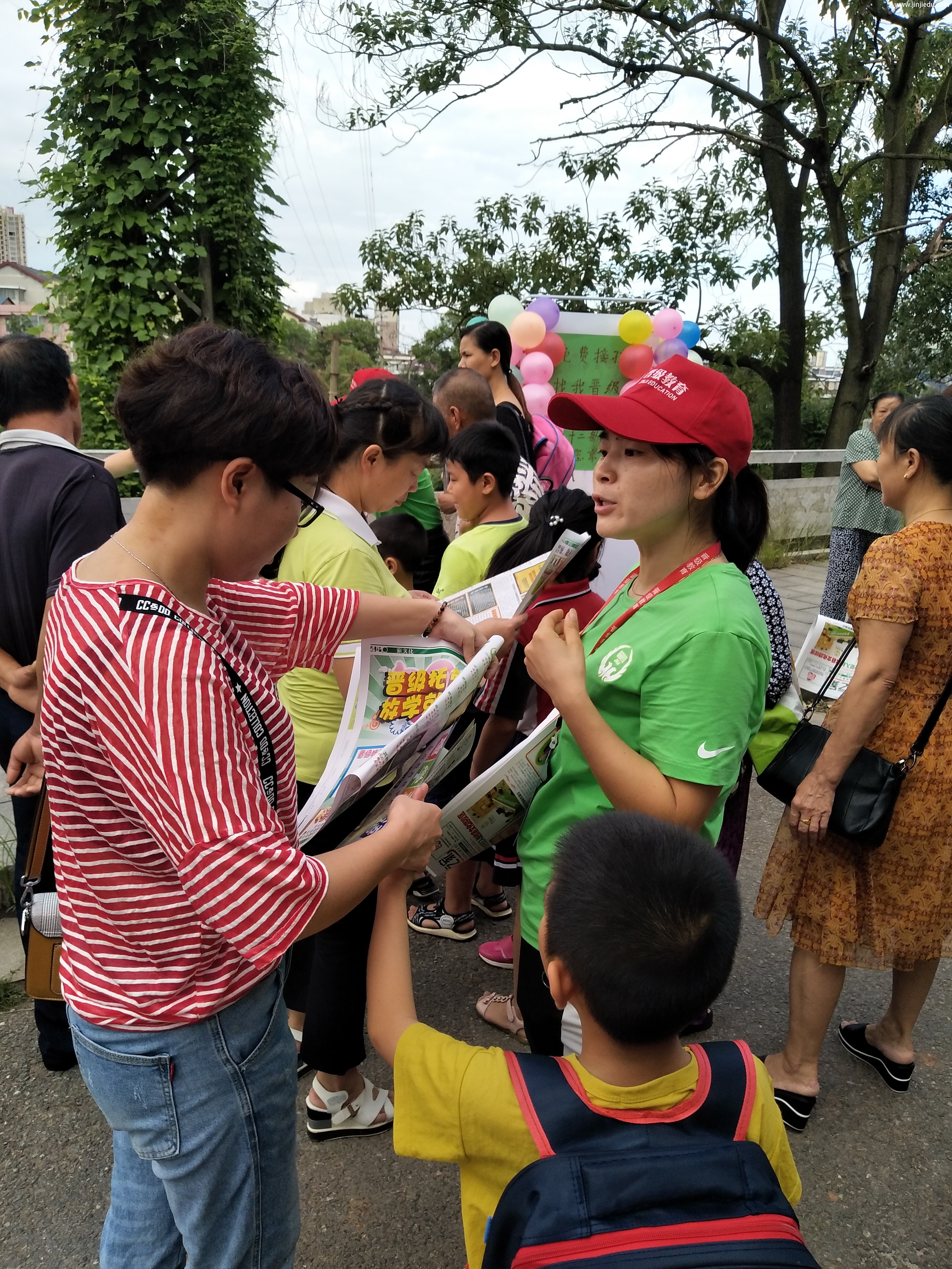 品牌学生托管晋级托管教育校门口宣传