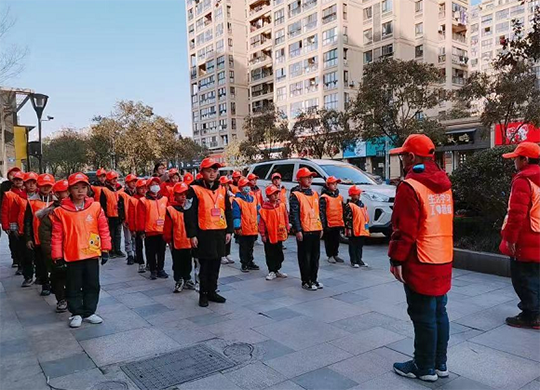 孩子人生第一次“参军”必是《红海行动》