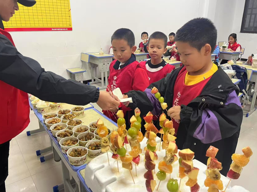 云南广南校区超嗨!积分拍卖美食活动,娃吃得尽兴还学理财 云南广南校区超嗨!积分拍卖美食活动,娃吃得尽兴还学理财